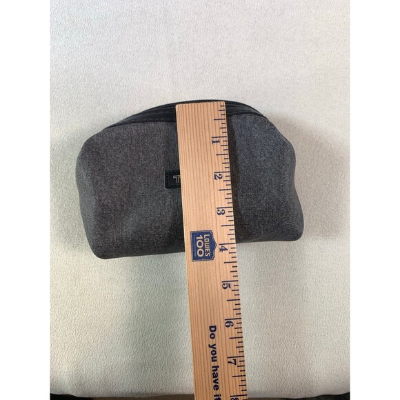 2015 TUMI Delta Amenity Kit bag zip up - Picture 3 of 8